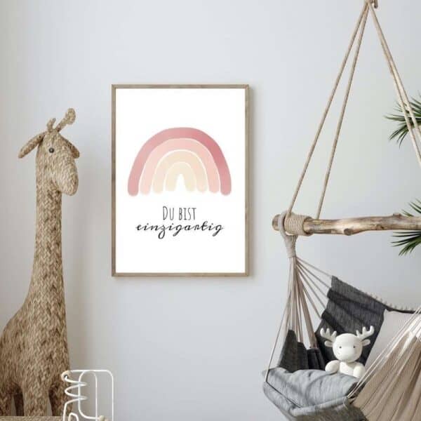 Farbenfrohes Christliches Kinderzimmer Dekor mit Regenbogen und religiöser Botschaft.