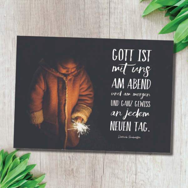 Seelsorgerisch inspirierendes Christliches Grußkartenbild mit Kinder und Funkelkerze.