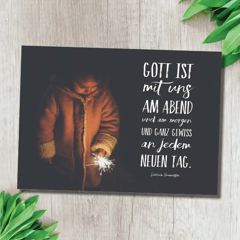 Postkarte - Am Abend und am Morgen 1 Seelsorgerisch inspirierendes Christliches Grußkartenbild mit Kinder und Funkelkerze.