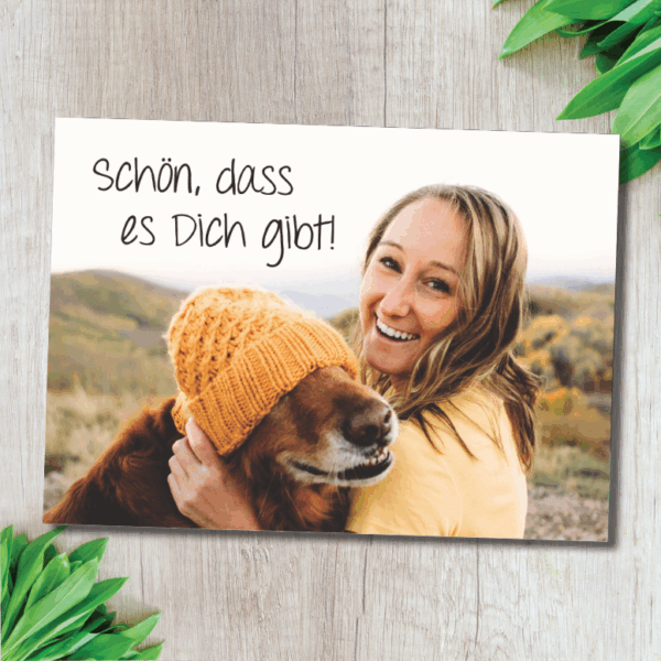 Lebensfrohe christliche Grußkarte mit Frau und Hund, Inspiration für Glauben und Liebe.