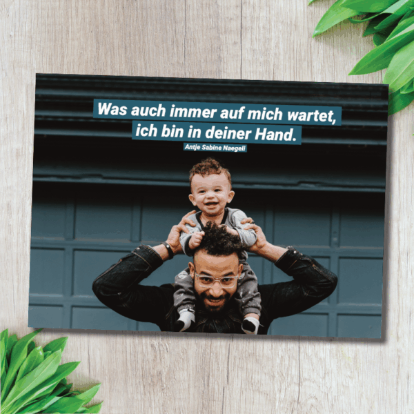 Freude mit Kind, christliches Familienbild, positive Botschaft, christliche Gemeinschaft, Glaube und Familie.