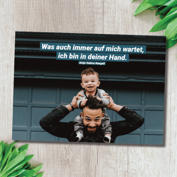 Freude mit Kind, christliches Familienbild, positive Botschaft, christliche Gemeinschaft, Glaube und Familie.