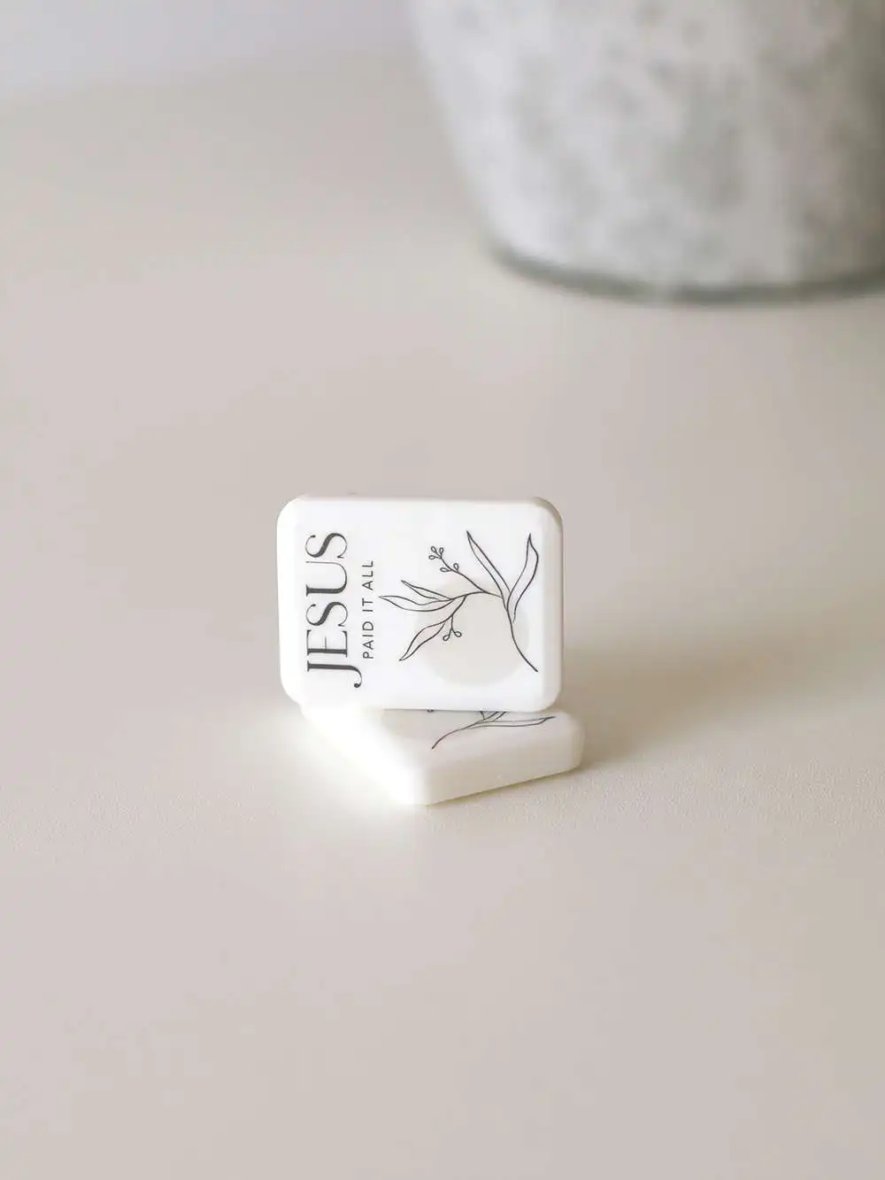 Radiergummi – Jesus Paid It All 2 Schwarz-Weiß-Stempel mit Christlichem Motiv und Text für christliche Marken auf mookho.de.