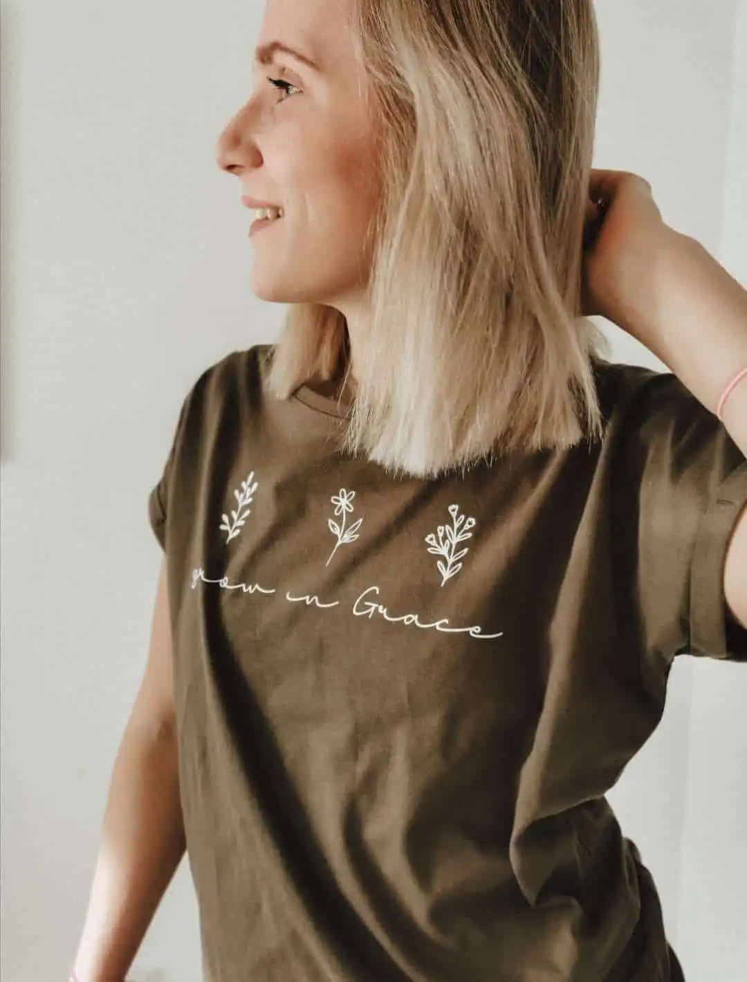 GROW IN GRACE - Shirt 2 Natürlich, hier sind die SEO-optimierten Texte für das Bild:.