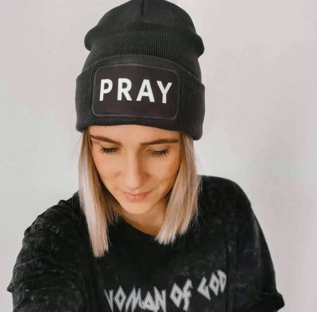 Modische Christliche Mütze mit Pray-Aufdruck, christliche Mode, evangelische Kleidung, Gebet.
