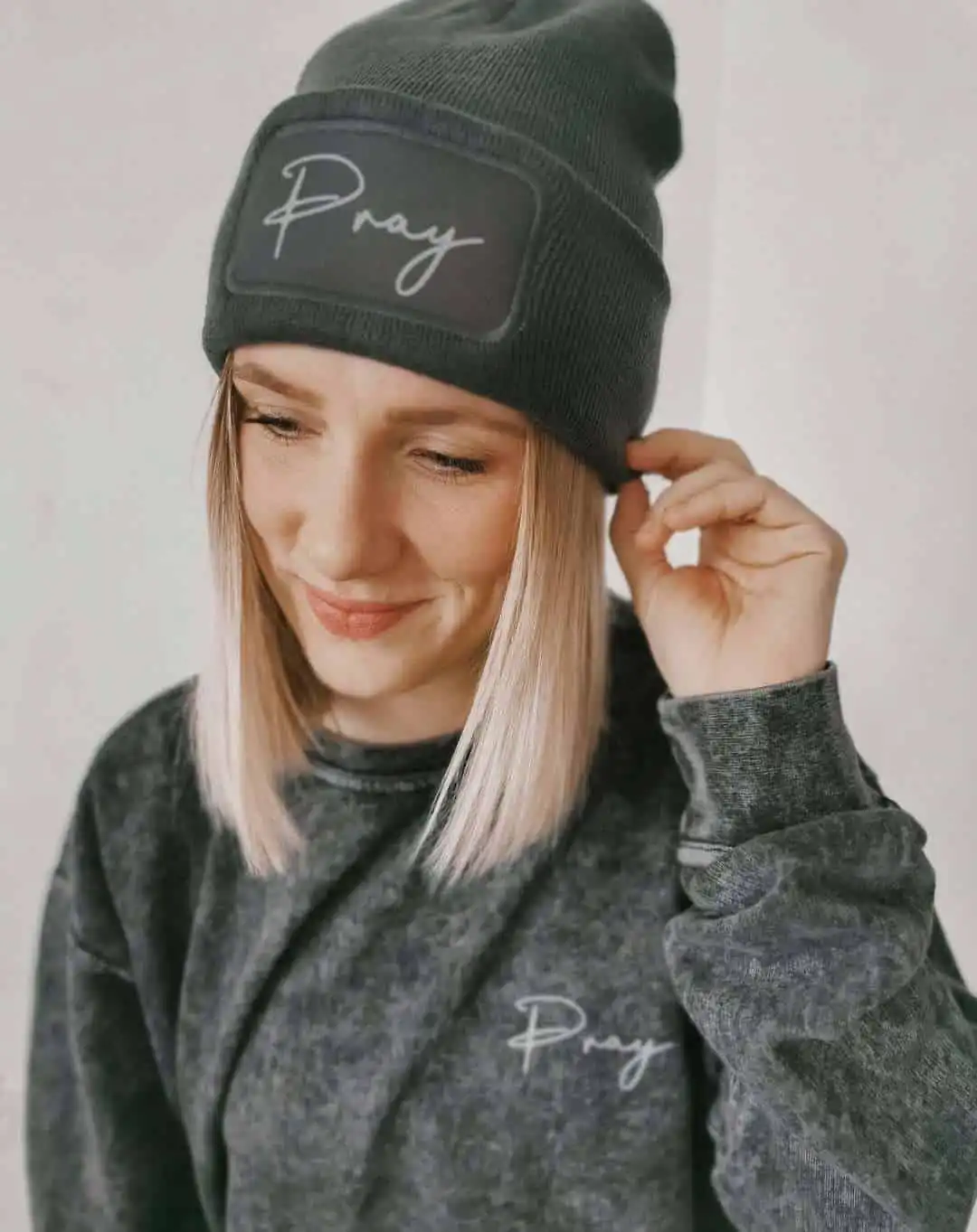 Stylische christliche Mütze mit "Pray"-Logo, ideal für Glaubens-Accessoires.