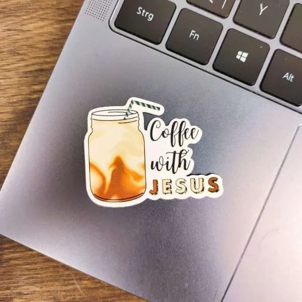 Sticker mit Jesus-betontem Kaffeemotiv auf Laptop, christliche Markenartikel, Glaube und Kaffee.