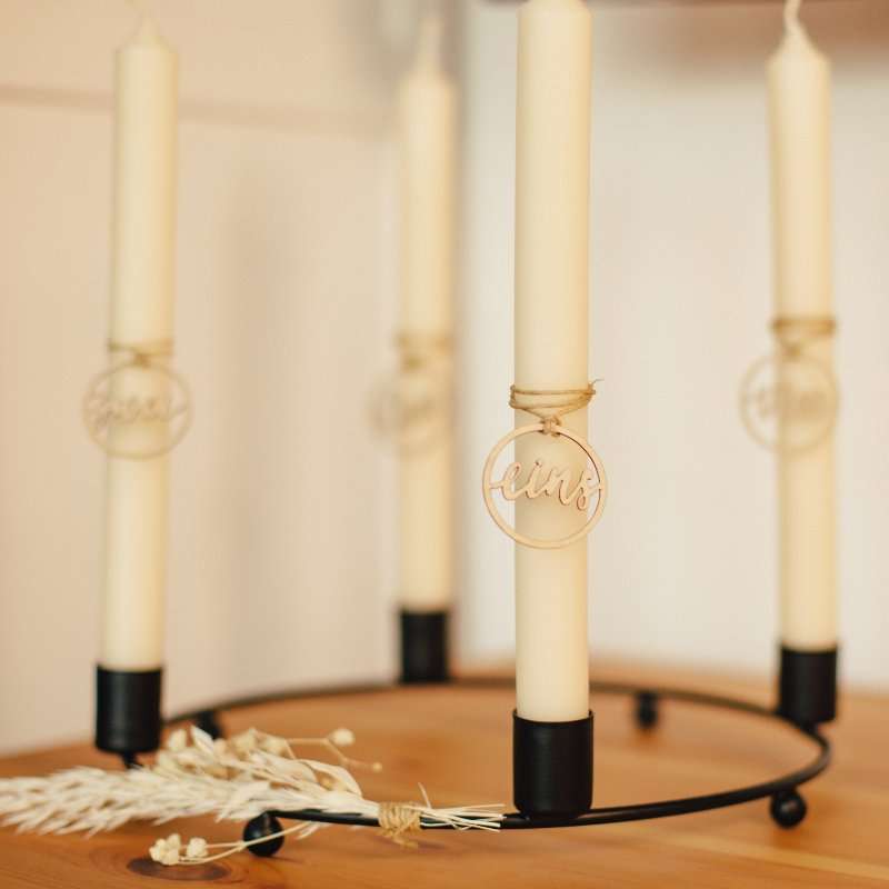 Zahlenringe für den Adventskranz 5 Stille candle centerpiece mit christlichem Design für Gebet und Dekoration.