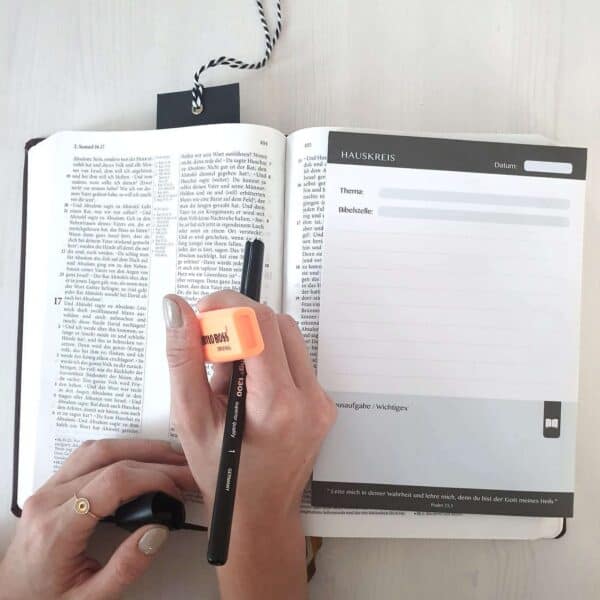 Gebet und Bibelstudium auf offener Bibel, christliche Glaubensinspiration.