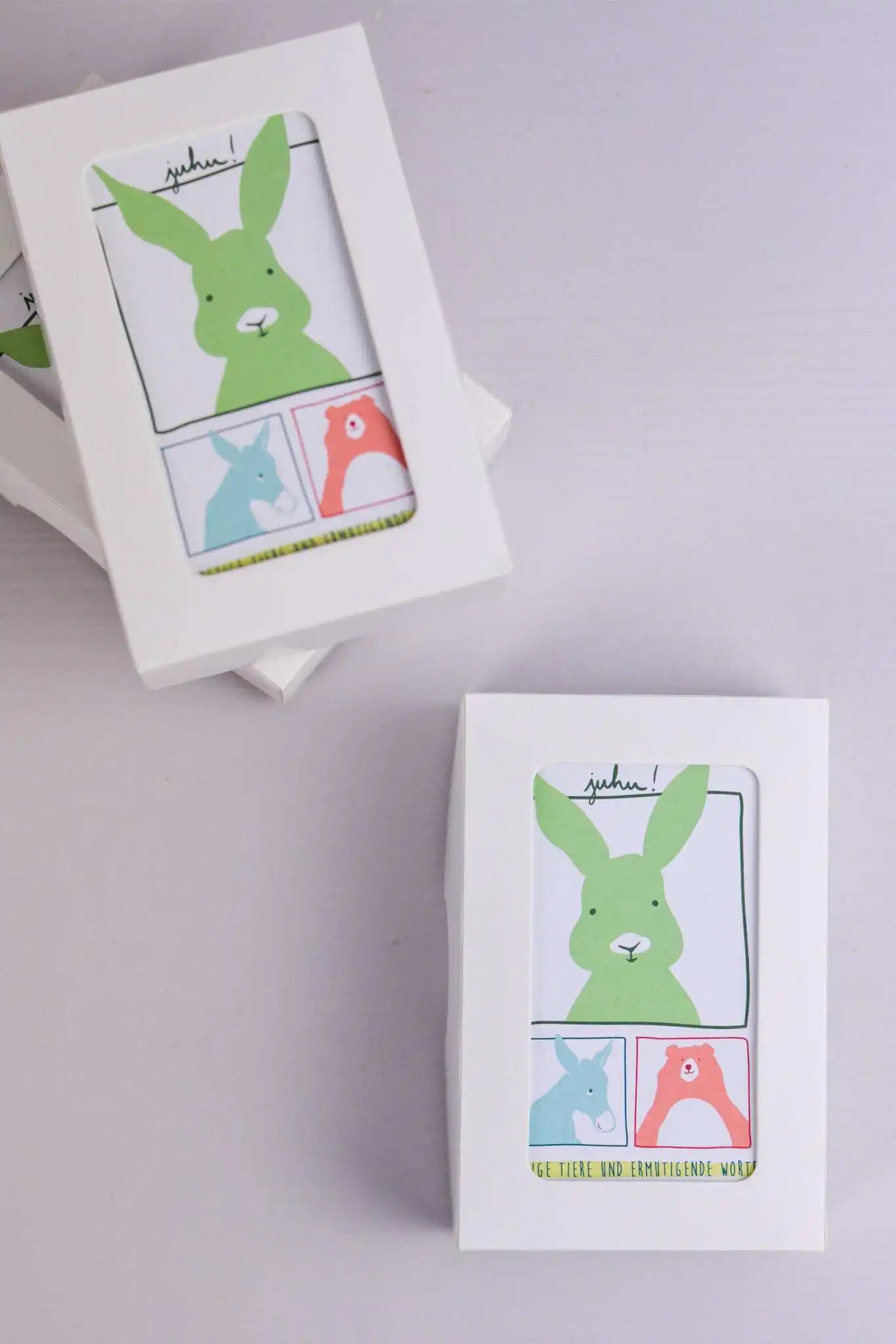 Bunte Tierdrucke auf Geschenkkarten für Christen, ökologische Verpackung, christliche Marken.