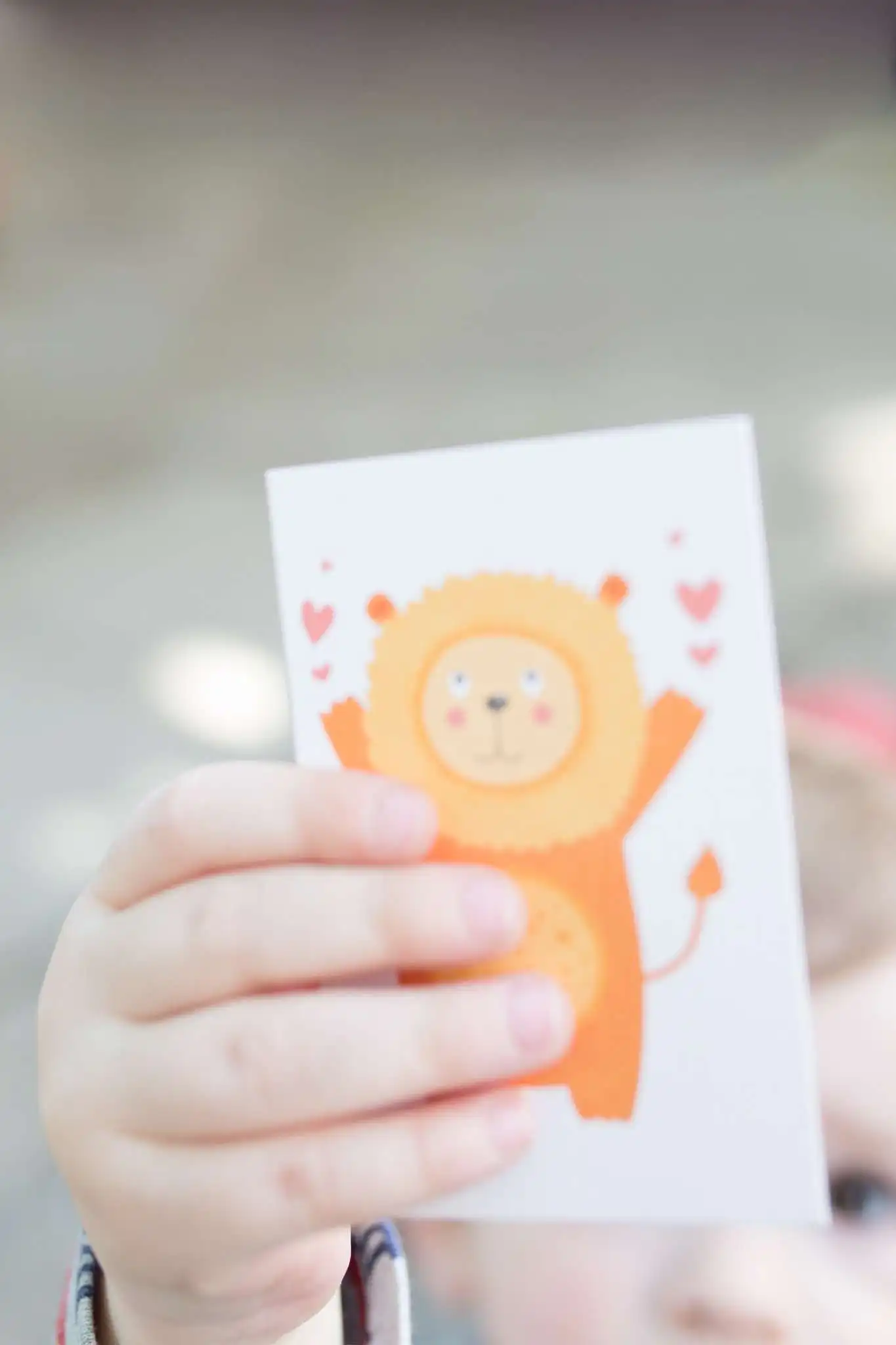 Bunte Glückwunschkarte mit Löwenmotiv, geeignet für christliche Grüße und Geschenke.