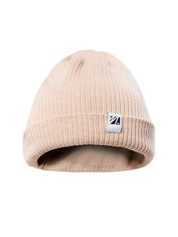 Modische beige Mütze für Damen, stylischer Winterlook.