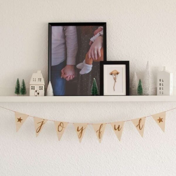 Besondere christliche Wanddekoration für festliche Anlässe, Freude und Glaube.