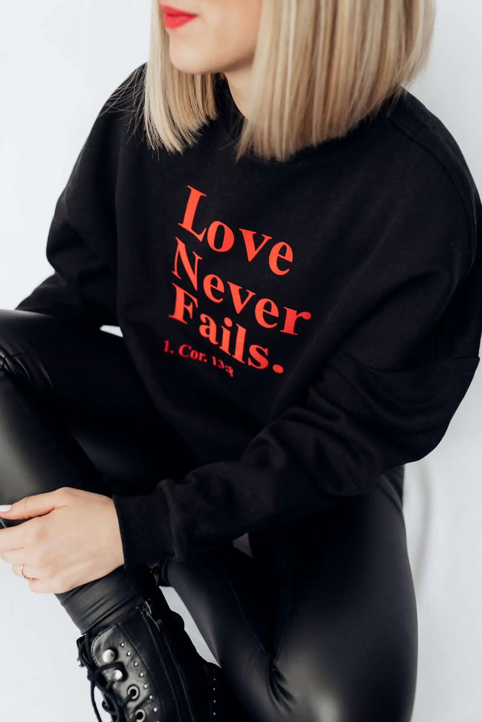 Love never fails - Oversize Sweater 2 Glaubensbekenntnis auf schwarzem Pullover mit Bibelvers 1. Korinther 13,4.