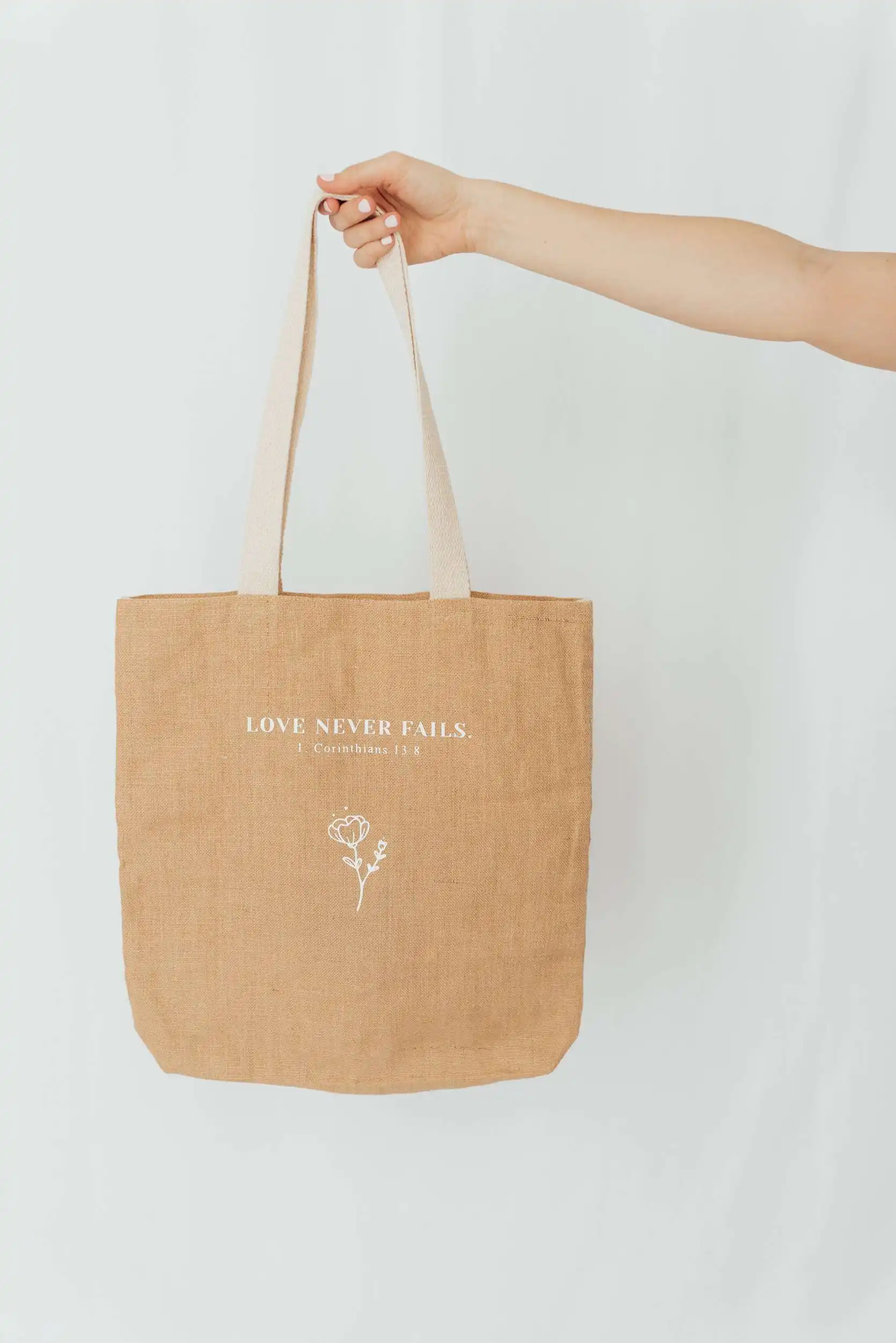 Handtasche mit christlichem Design und Bibelvers auf nachhaltigem Stoff.