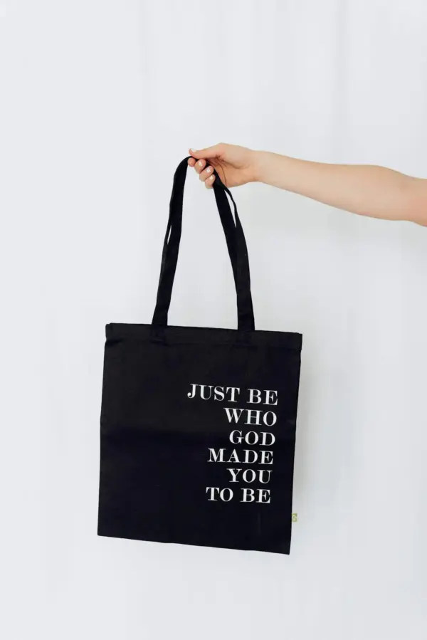Stylische Stofftasche mit Bibelvers, nachhaltige christliche Merchandising-Produkte.