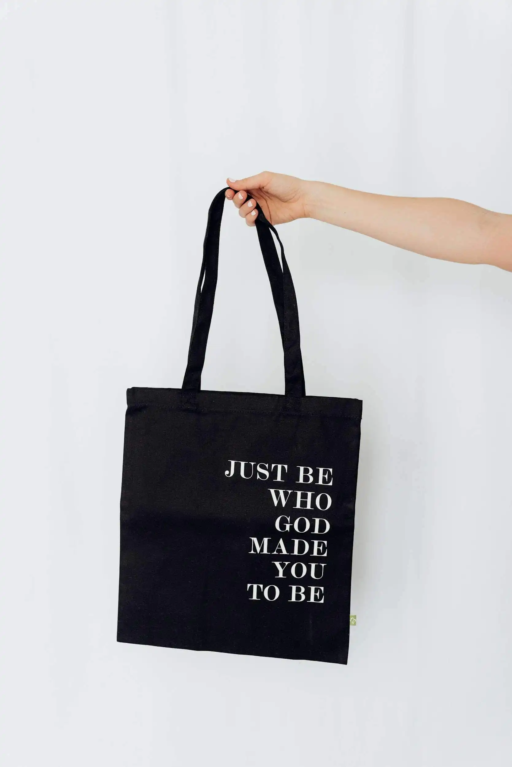 Stylische Stofftasche mit Bibelvers, nachhaltige christliche Merchandising-Produkte.