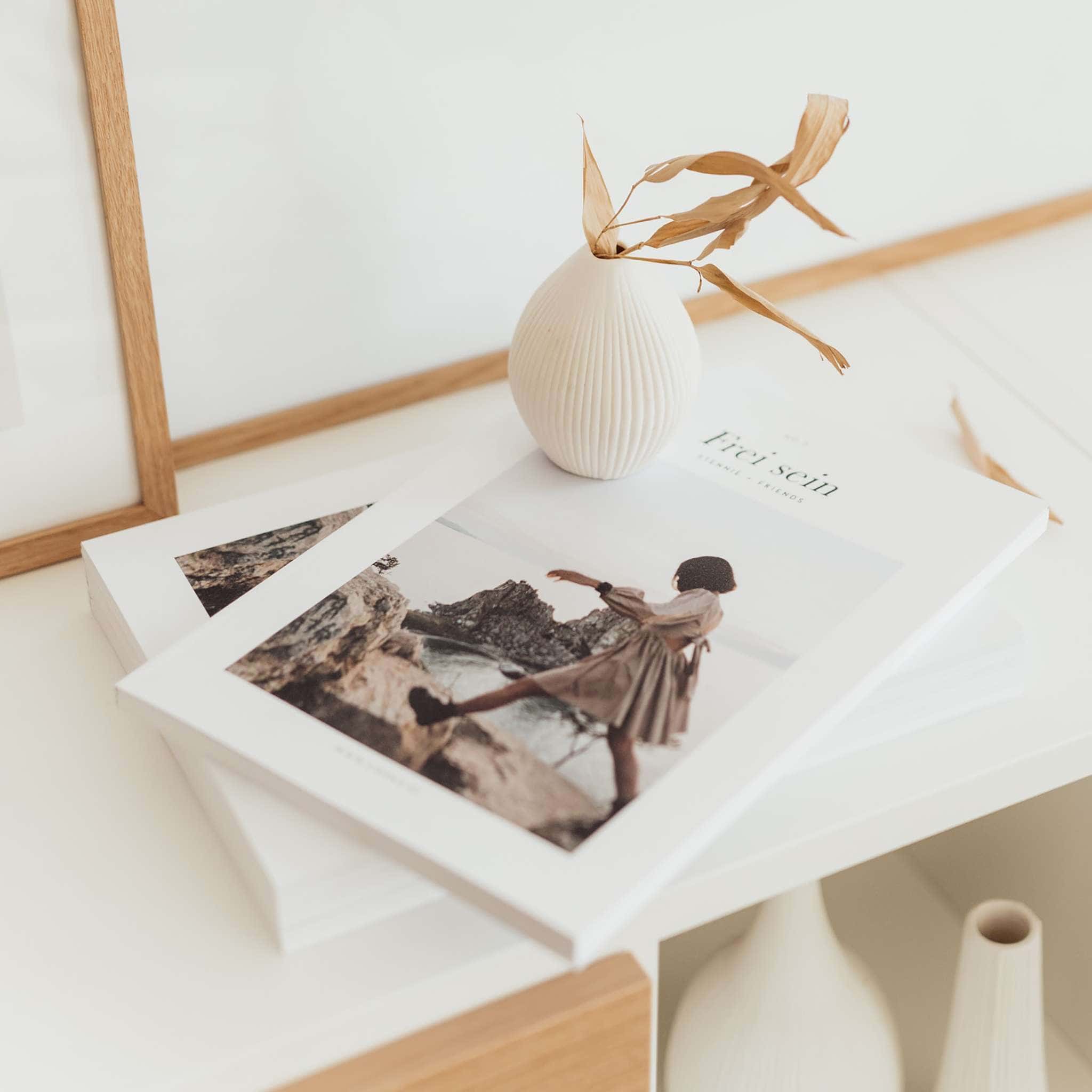FREI SEIN - Das Magazin von Stennie+Friends 4 Stilvolle christliche Zeitschrift auf weißem Tisch mit Vase und Dekoration, Inspiration Glauben.