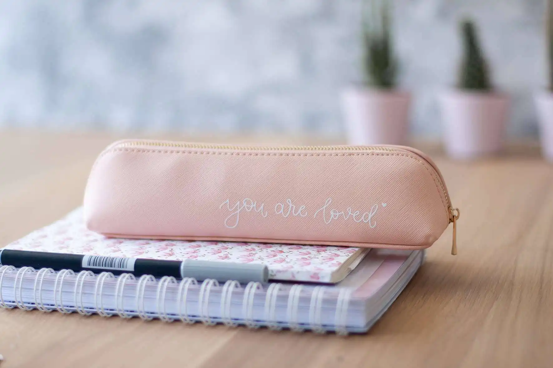 Stiftemäppchen | Kosmetiktasche "you are loved" 3 Liebevoller christlicher Schreibwarenkoffer mit "you are loved" Schriftzug, ideal für christliche Geschenke.