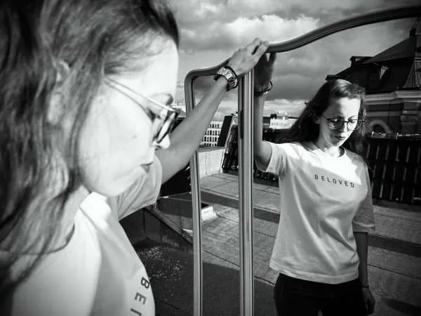 Glaubensbasierte Mode für Christen auf der Dachterrasse.