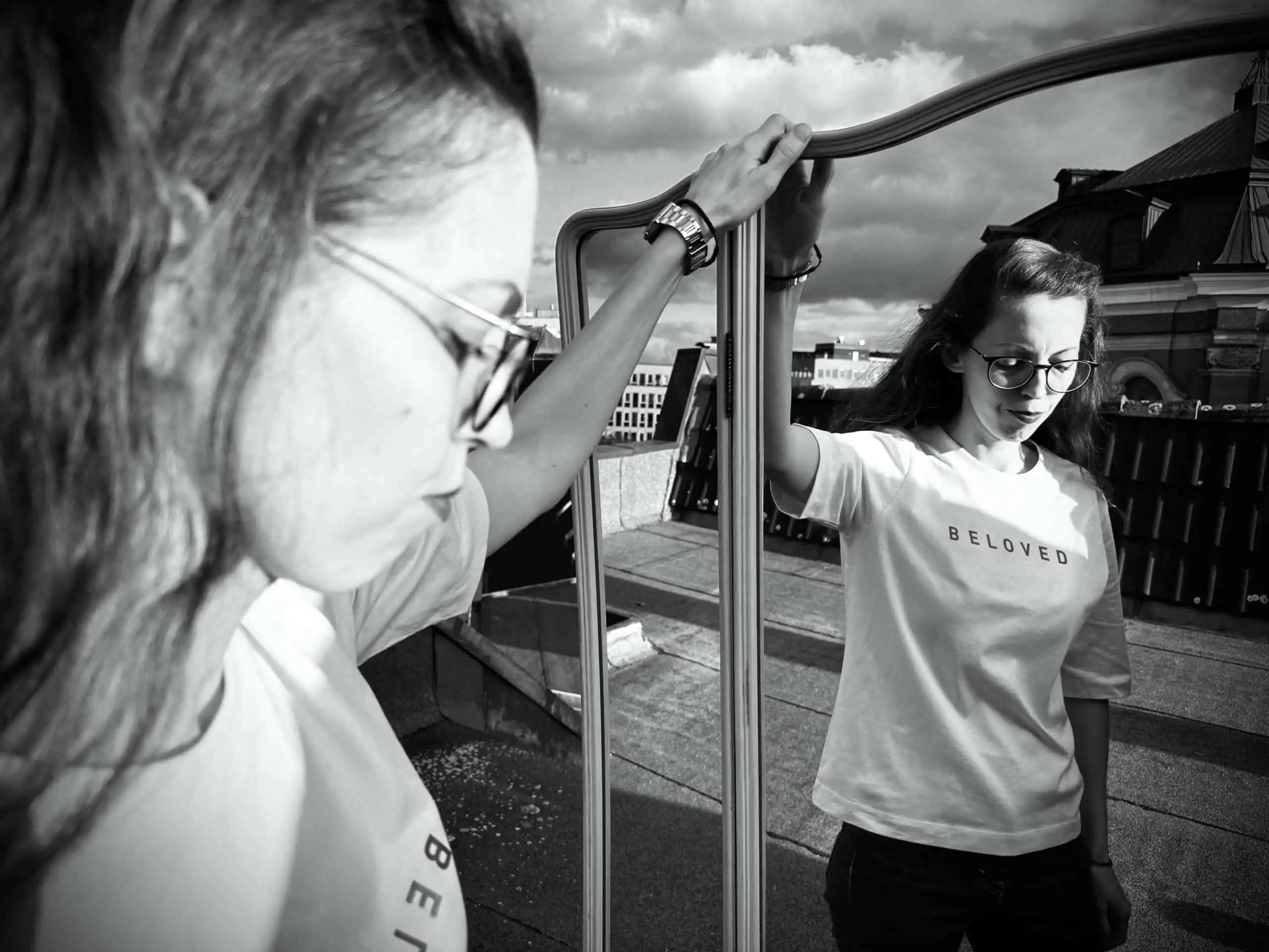 Glaubensbasierte Mode für Christen auf der Dachterrasse.