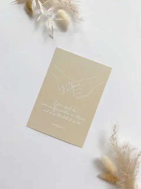 Sanfte christliche Karte mit Handzeichnung und inspirierendem Zitat, gottesdienliche Botschaft.