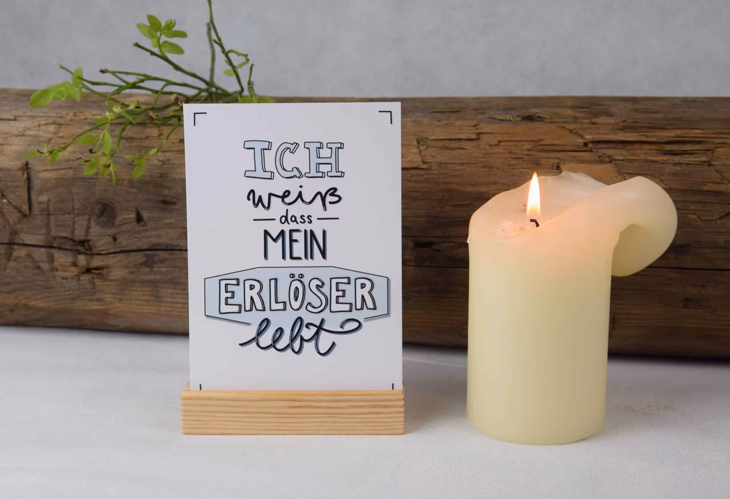 Glaubensbotschaft auf christlichem Grußkarten mit Kerze und Holzdekor.