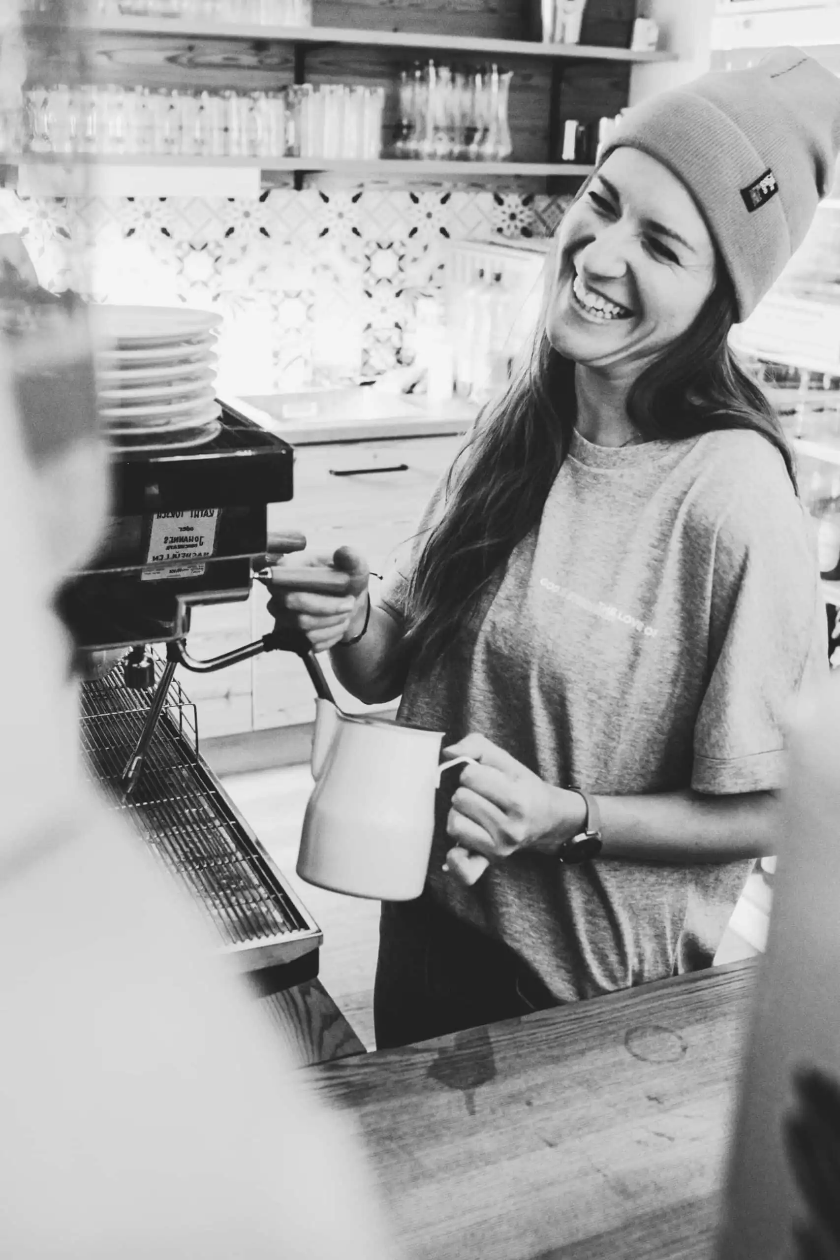 TLOGIS | Christliche Mütze – Classy Beanie – burgundy – unisex – Bio-Baumwolle 4 Freude beim Kaffeebrühen in einem christlichen Marktplatz-Umfeld, authentische Stimmung.