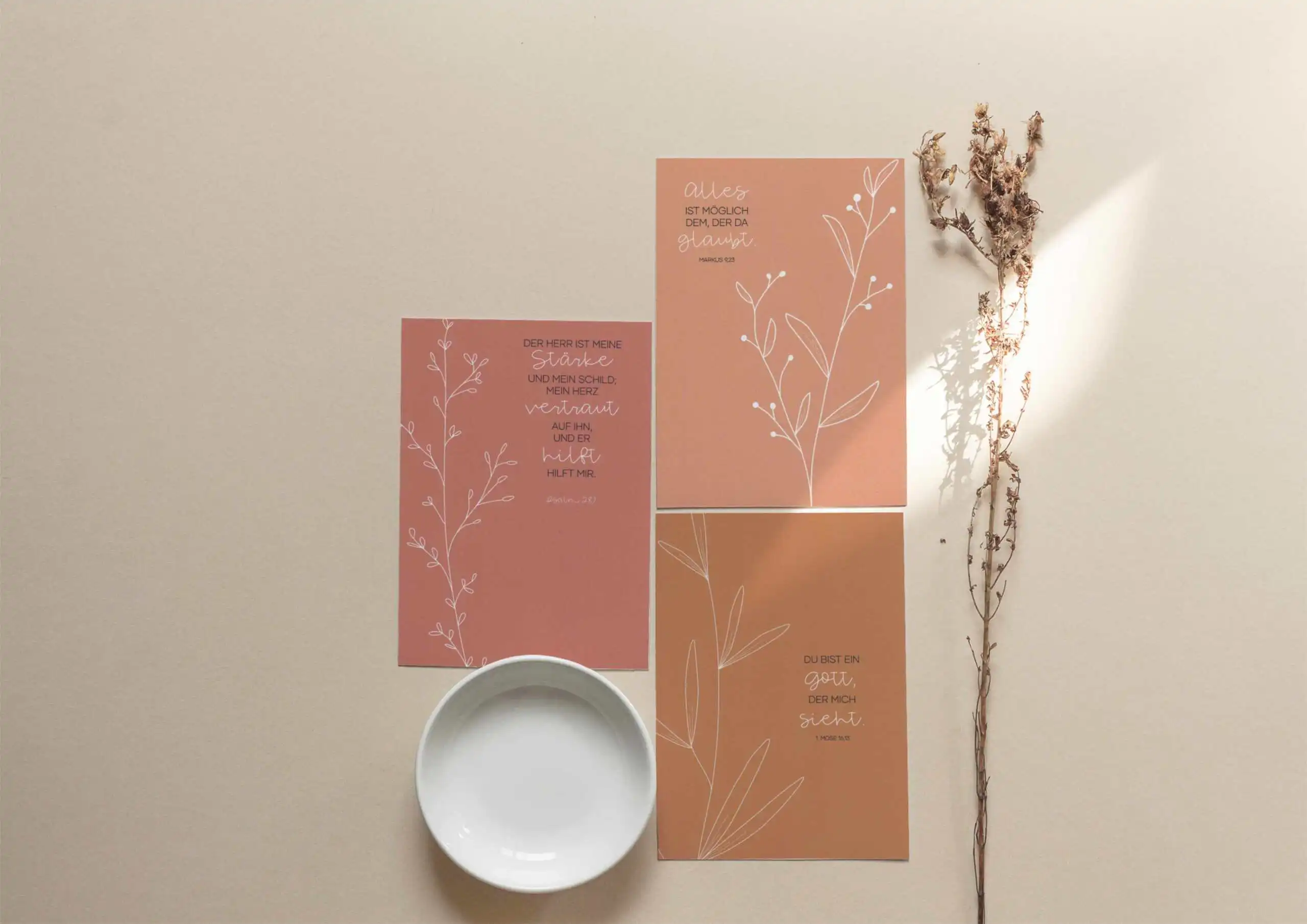 Inspirierende christliche Zitate auf Pastell-Karten, gottesfürchtliche Dekoration.