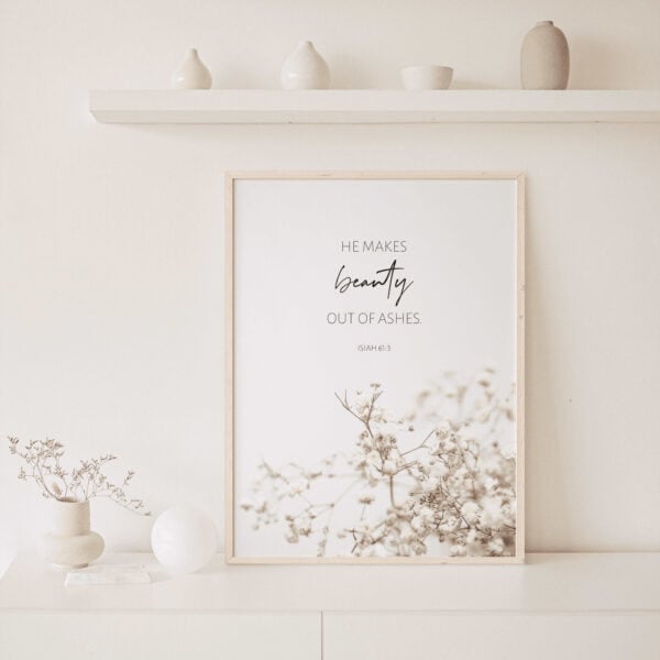 Sanfte weißer Bilderrahmen mit Bibelvers und Blumen, christliche Dekoration, christlicher Spruch, religiöse Wandkunst.