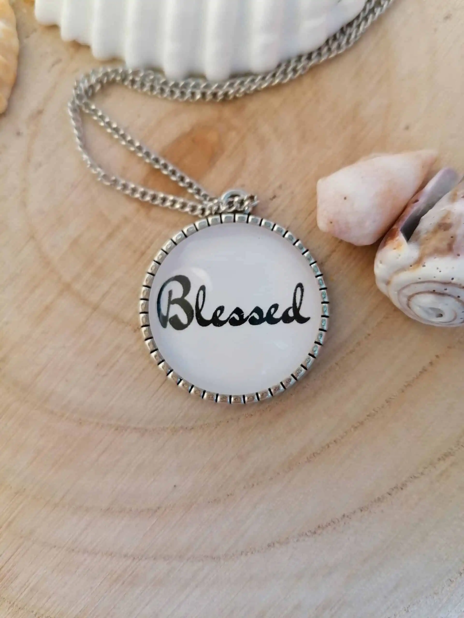 Halskette mit "Blessed" Anhänger, christliches Schmuckstück, modernes Design, Geschenkidee.