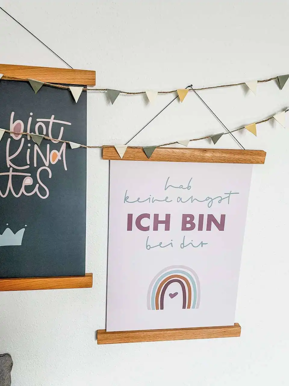 Farbenfrohe christliche Dekoration mit Regenbogen und motivierenden Botschaften.