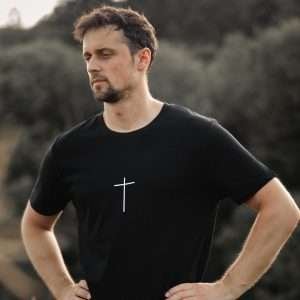 Mann mit Kreuz T-Shirt