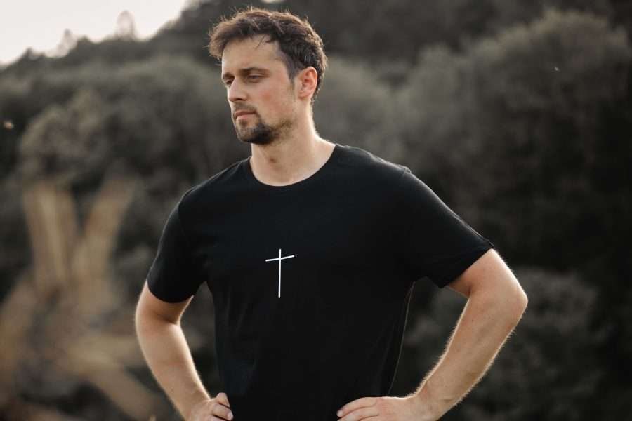 Mann mit Kreuz T-Shirt