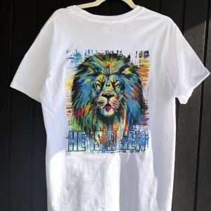 T-Shirt mit buntem Löwen und Schriftzug he is risen
