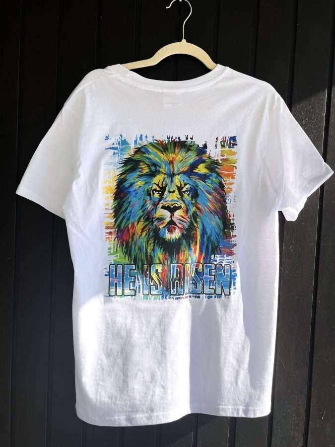 T-Shirt mit buntem Löwen und Schriftzug he is risen