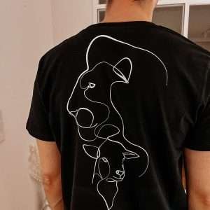 Schwarzes T-Shirt mit Lineart Löwe und Lamm