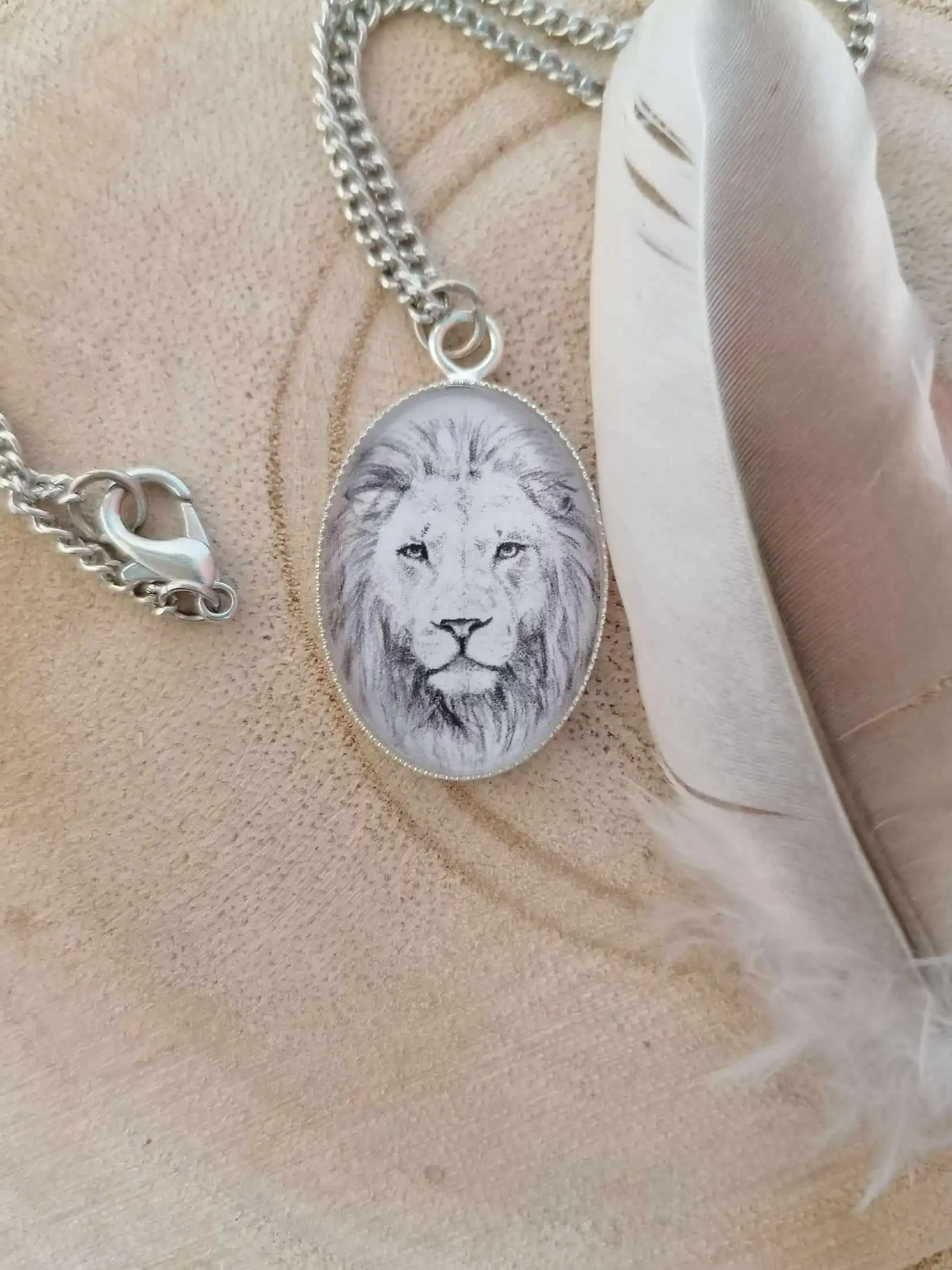 Löwenanhänger mit christlichem Symbol, hochwertiger Silberschmuck, Geschenkidee.