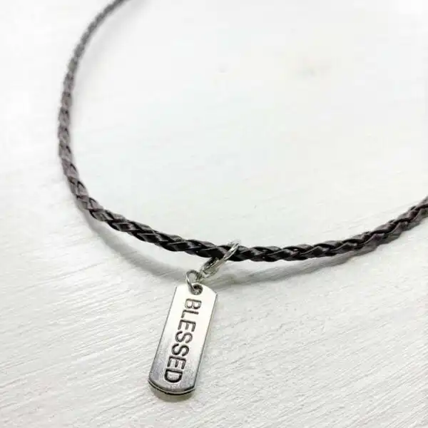 Glaube Schmuck Kette mit Anhänger BLESSED für christliche Inspiration und Glaubensgeschenke.