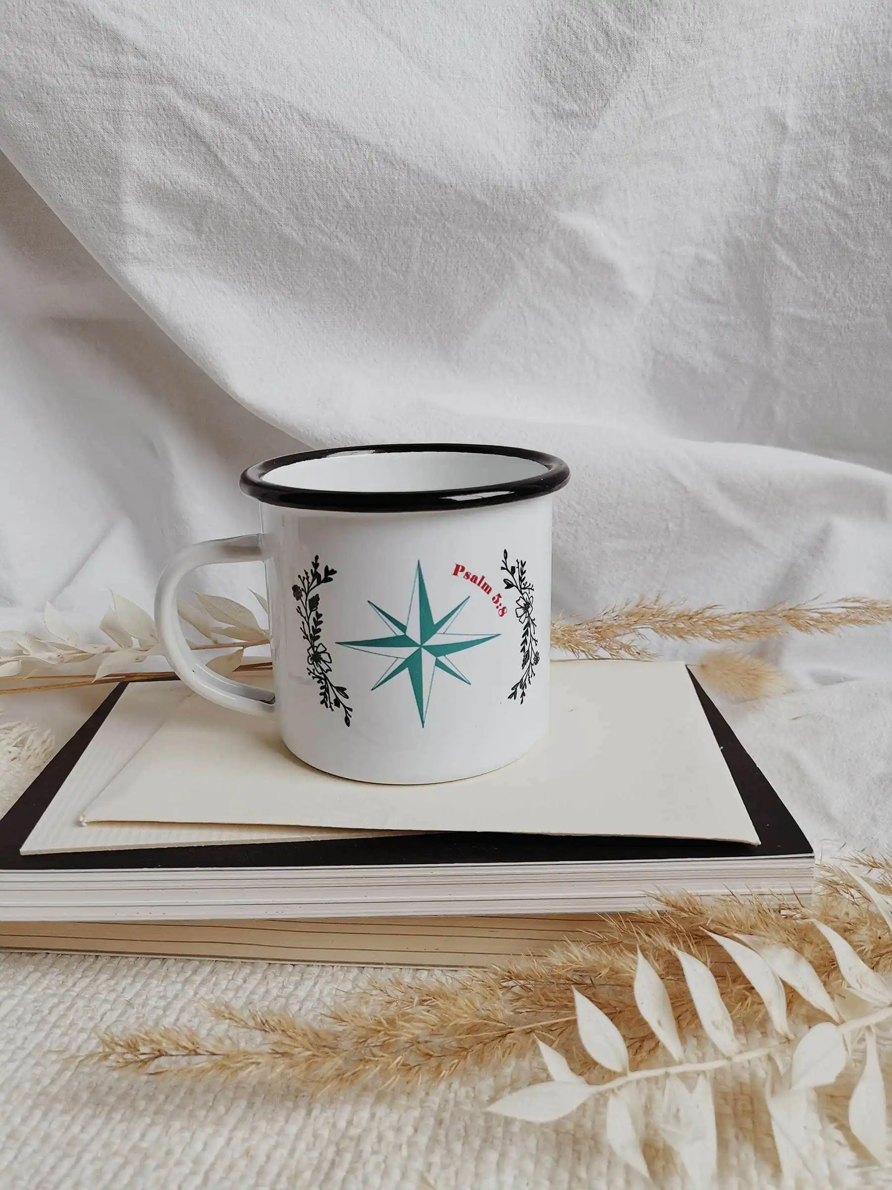 "Kompass" | Emaille Tasse 3 Segensreicher Kaffeetasse mit Bibelvers und christlichem Design, perfekt für Gläubige.