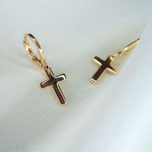 Die vergoldeten christlichen Ohrringe Hoop FAITH von FIRSTGOD, liegen elegant auf einem weißen Tuch.