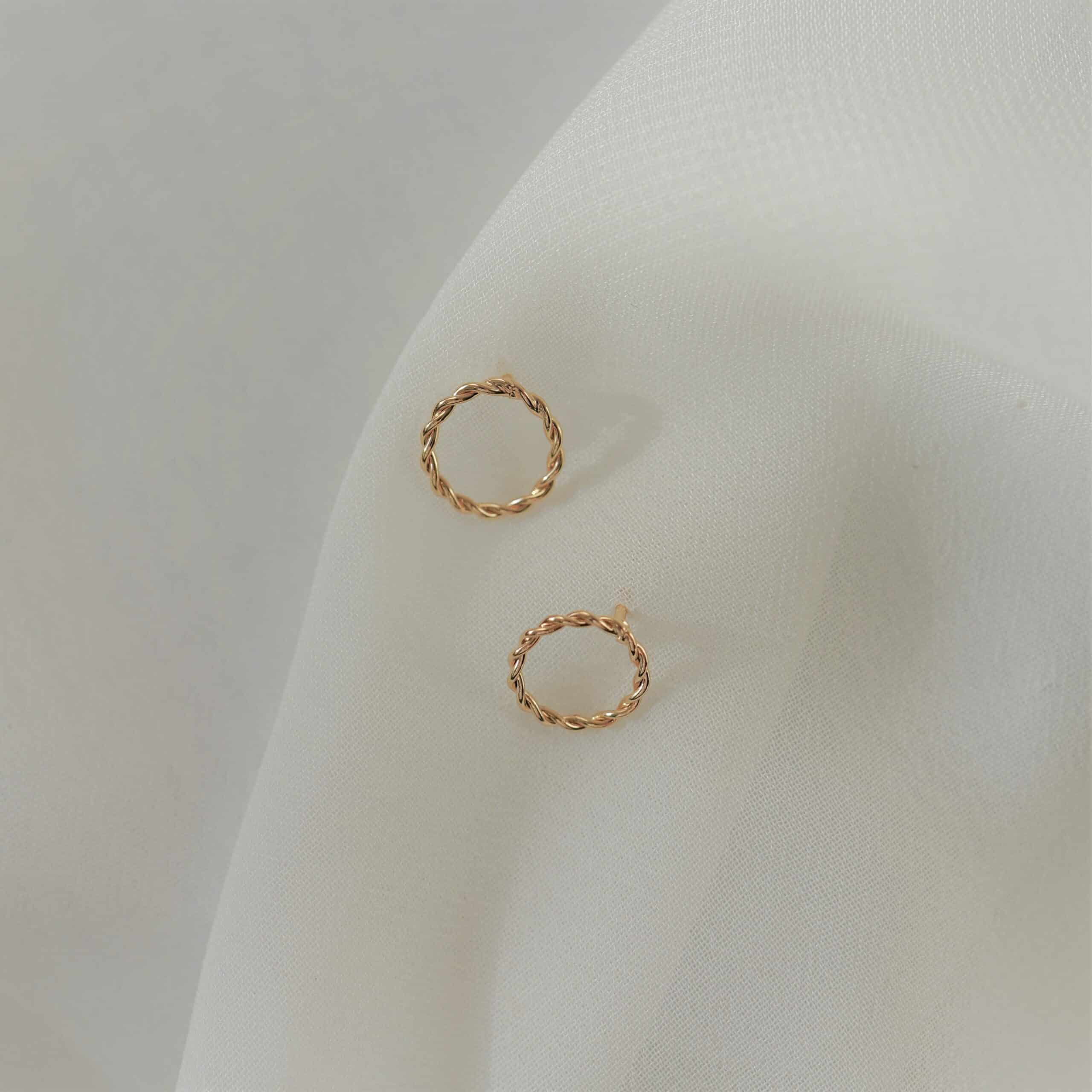 Golden Circle | Christliche Ohrstecker | 18k Gold beschichtet – 1 cm Durchmesser – nachhaltig verpackt 2 Elegante goldene Kreolen mit Zopfdesign, christliche Schmuckmarke, Mookho.de.