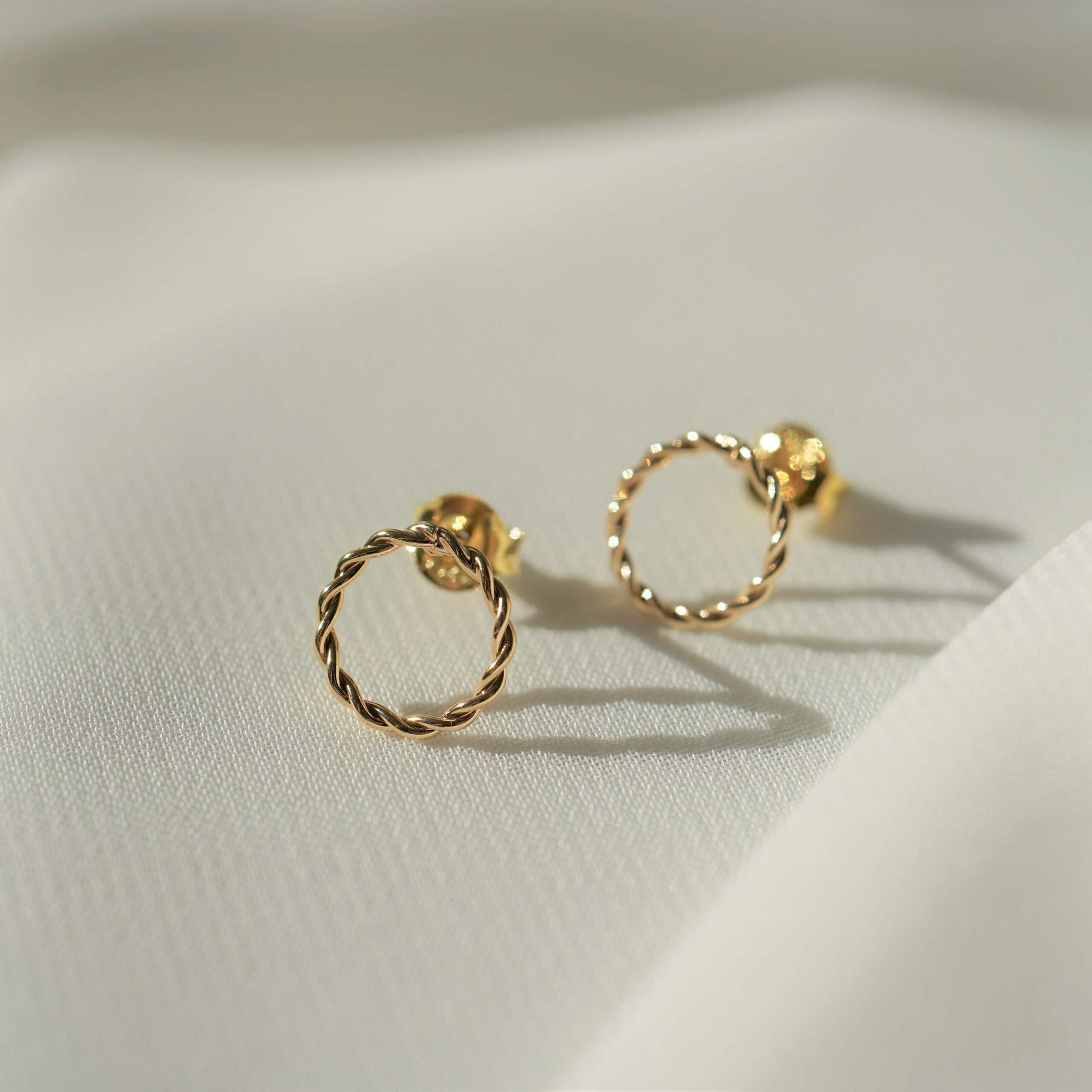 Golden Circle | Christliche Ohrstecker | 18k Gold beschichtet – 1 cm Durchmesser – nachhaltig verpackt 1 Eigelb Goldene kreisförmige Christliche Schmuckohrringe, hochwertiges Modeaccessoire.