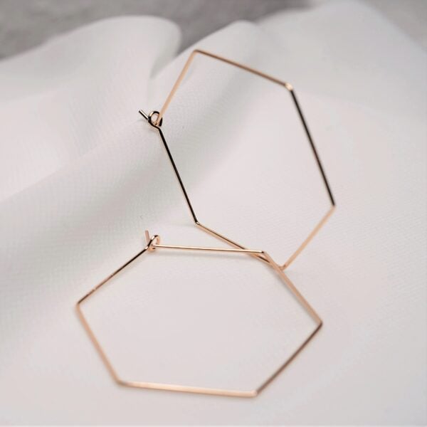 Modernes goldenes Hexagon-Armband, christliche Schmuckaccessoire für Damen.