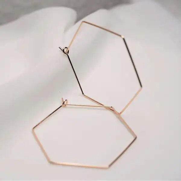 Modernes goldenes Hexagon-Armband, christliche Schmuckaccessoire für Damen.