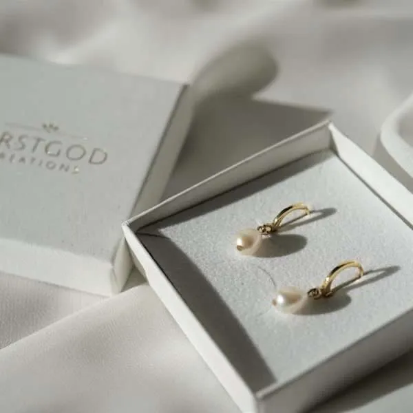 Edle christliche Perlenohrringe in Gold im Schmuckbox-Kunstlederkasten.