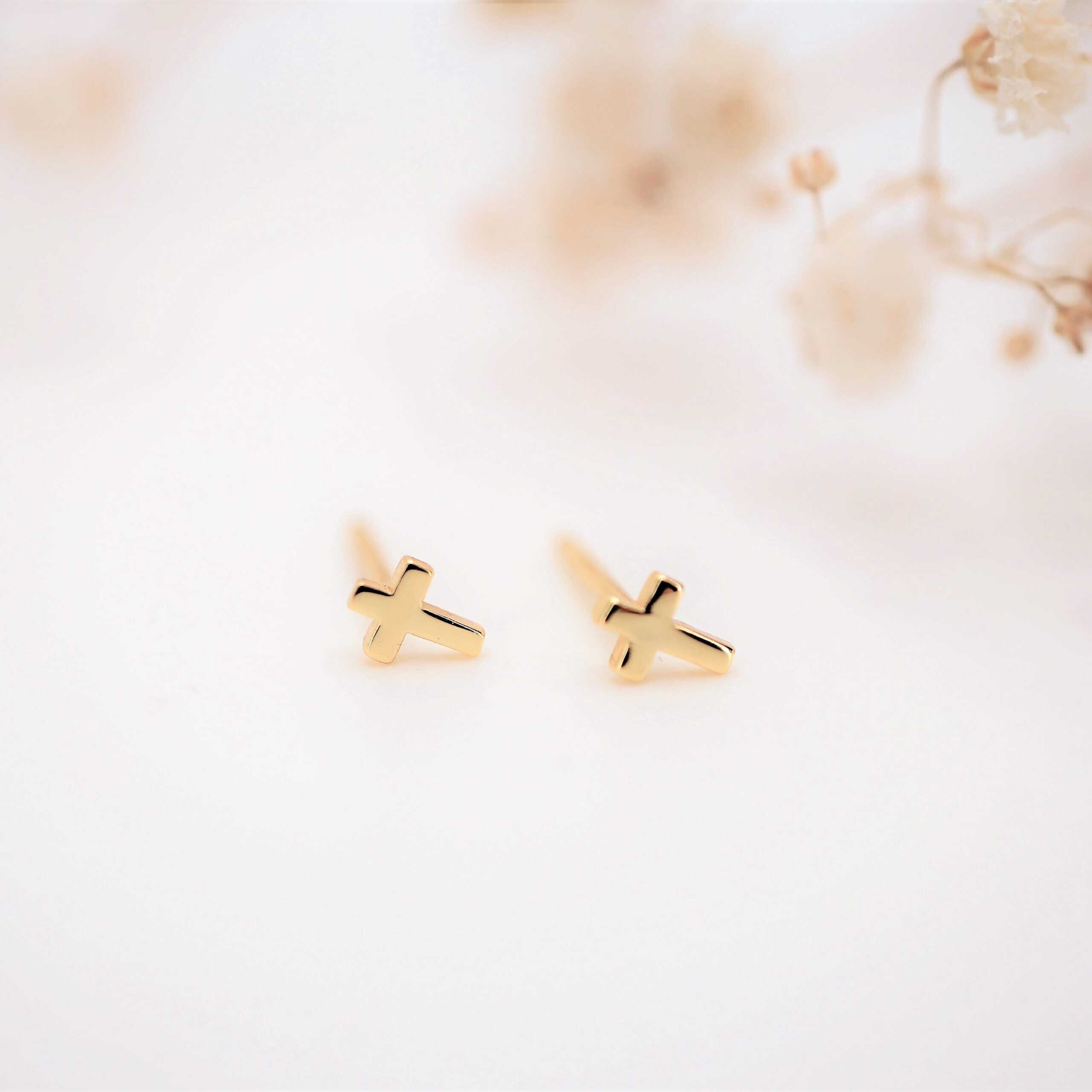 Minimalistic Cross | Christliche Ohrstecker – 925 Sterling Silber – Gold beschichtet – 5x4 mm 3 Goldene Kreuz Ohrringe auf weißem Hintergrund, christlich Schmuck, Glaube Symbol, Mookho.de.