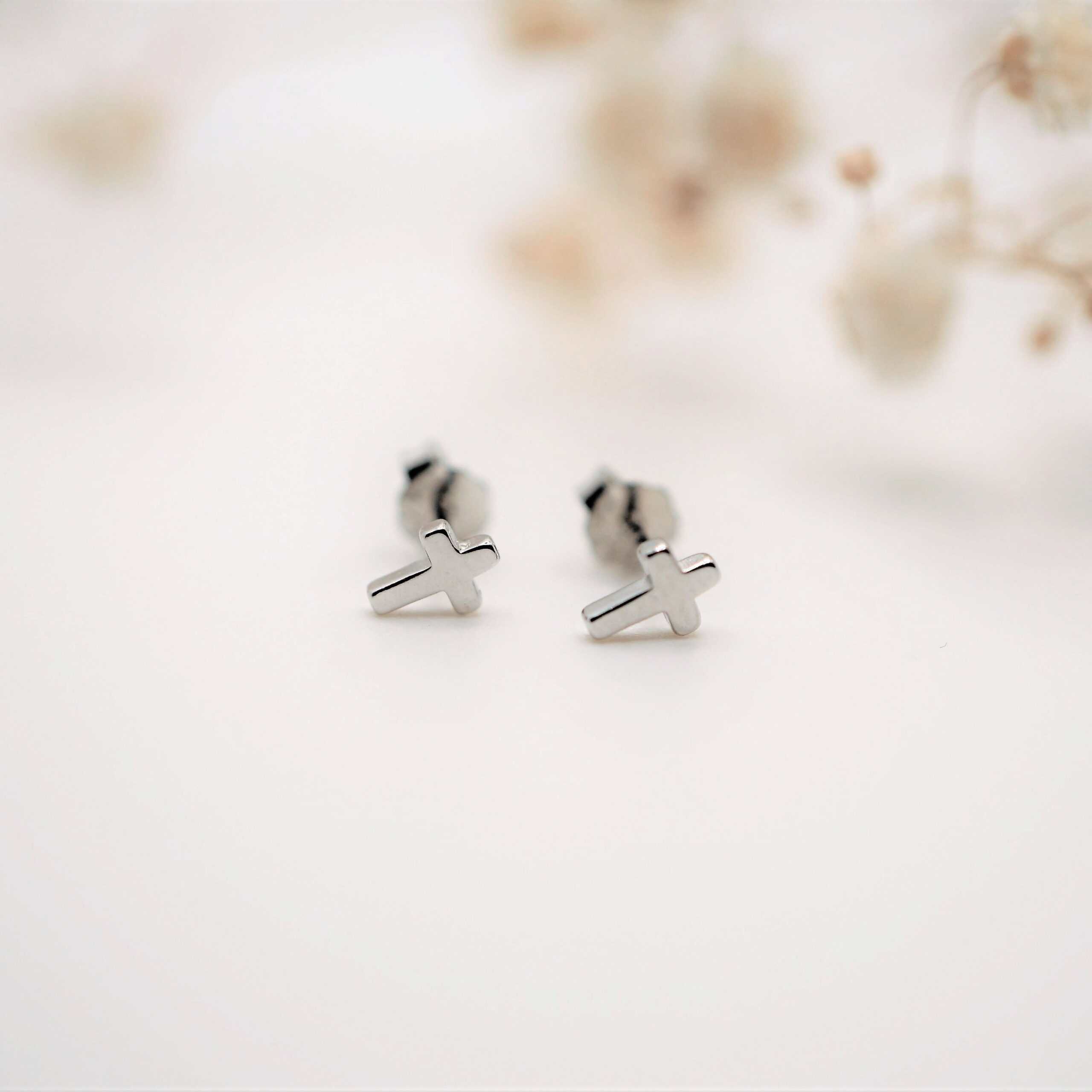Minimalistic Cross | Christliche Ohrstecker – 925 Sterling Silber – Gold beschichtet – 5x4 mm 1 - Silberne Kreuz-Ohrringe für christlichen Schmuck, Modeaccessoire, christliche Geschenke.
