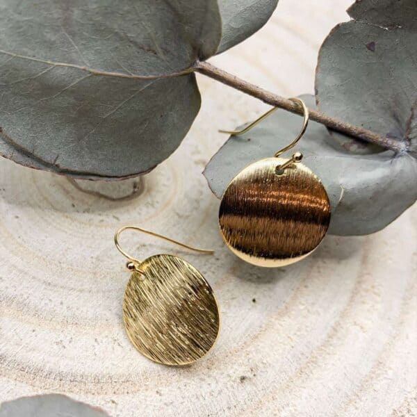 Edelgoldene Ohrringe mit destruktivem Muster für christliche Schmuckliebhaber.