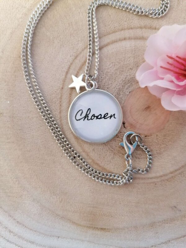 Halskette mit Anhänger mit "Chosen" Schriftzug, christliches Schmuckstück, Gedenkaccessoire.